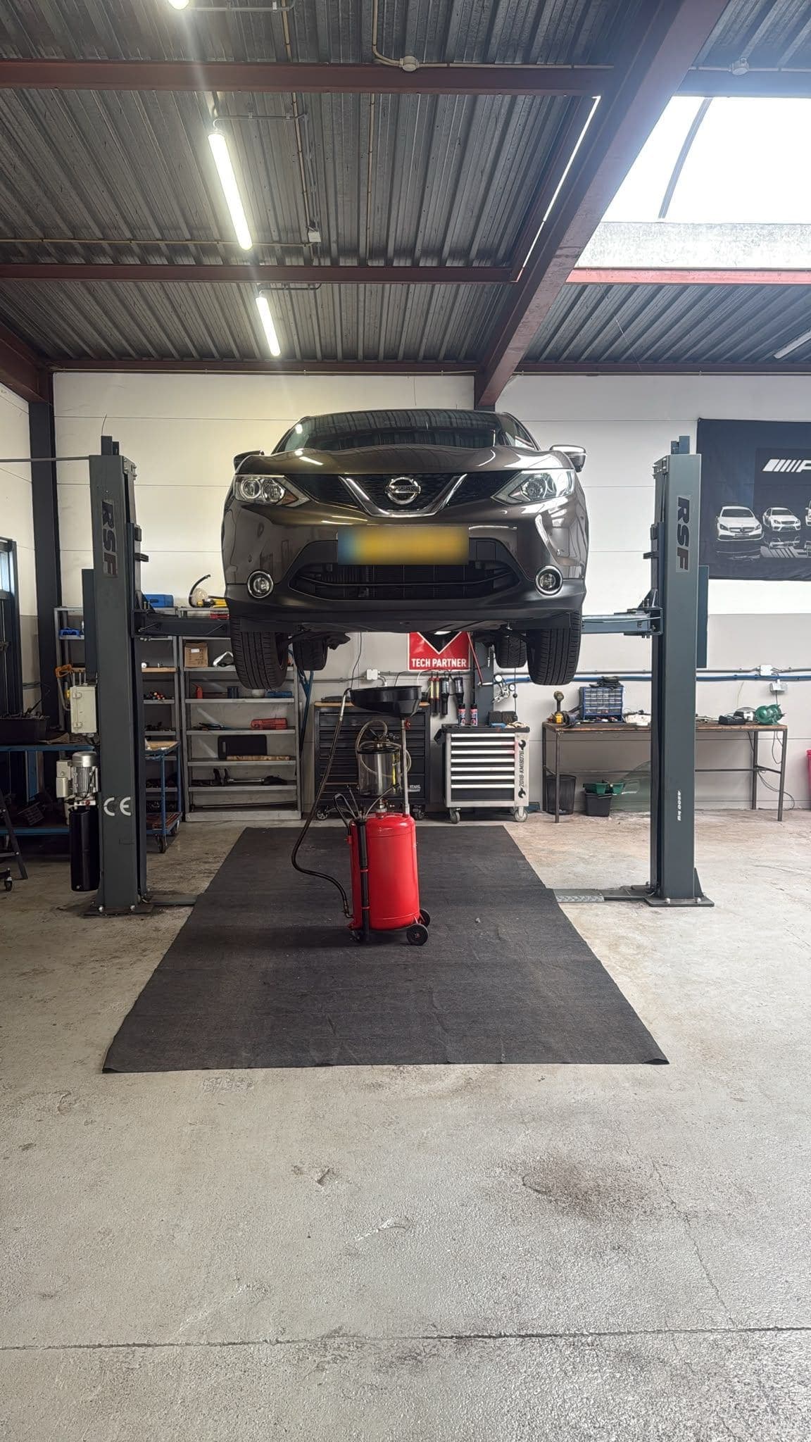 Werkplaats van RMM Autoservice in Meijel met auto's op de brug